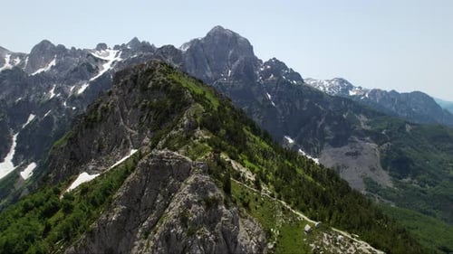 Point de vue sur le chemin de randonnée entre Theth et Valbona.