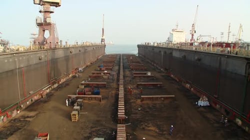 Kippaufnahme des Trockendocks, das für die Aufnahme eines Schiffes vorbereitet wird