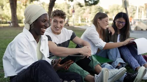 Afrikanerin mit muslimischem Hijab lernt zusammen mit Freunden von Studenten