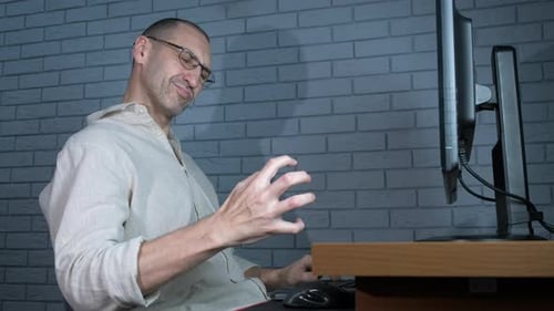 Mann entspannte die Muskeln nach der Computerarbeit