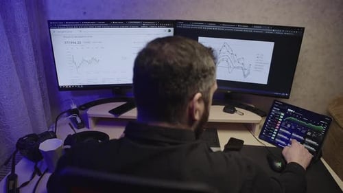 Geschäftsmann arbeitet für PS im Home Office