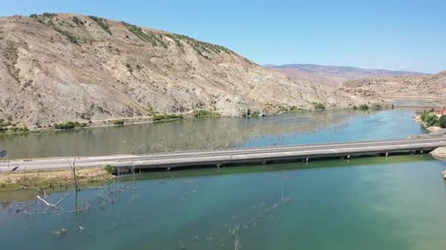 Vue aérienne du pont routier au-dessus du barrage