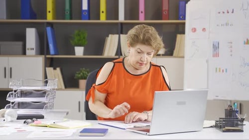 Presión de tiempo, gerente de empresa mujer.