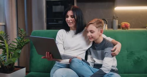 Lächelnde Mutter und Sohn beim Videoanruf mit dem Vater, Online-Kommunikation.