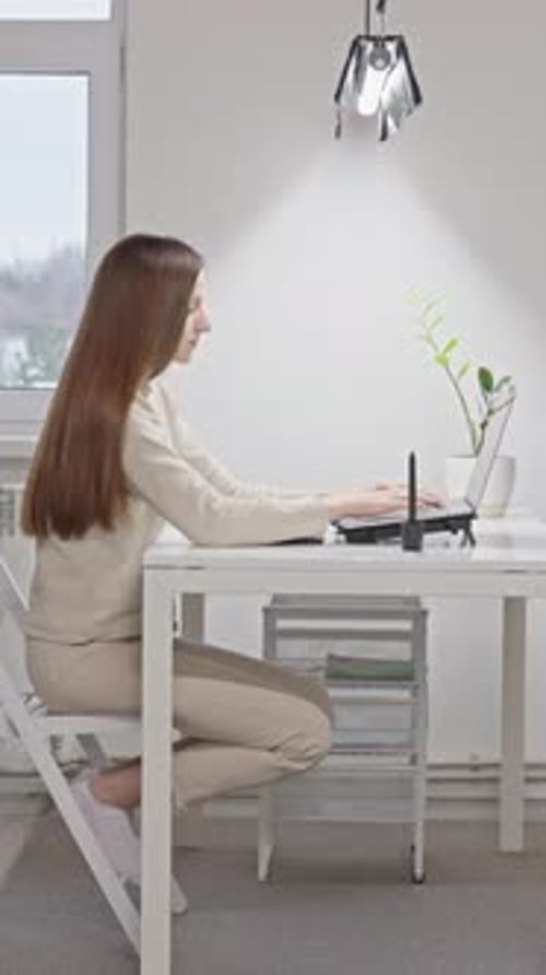 Seitenansicht eines Designers, der an einem Projekt mit künstlicher Intelligenz arbeitet