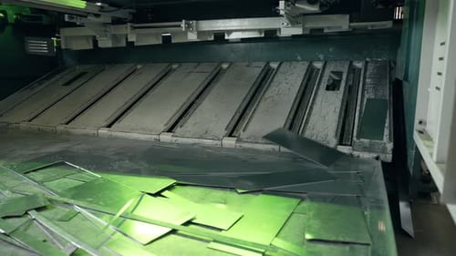 Stahlschneidepresse in einer Fabrik. Metallbearbeitung auf CNC-Bestückung