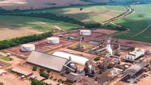 Zumbido aéreo panorámico de instalaciones de plantas de etanol de caña de azúcar y edificios fabriles