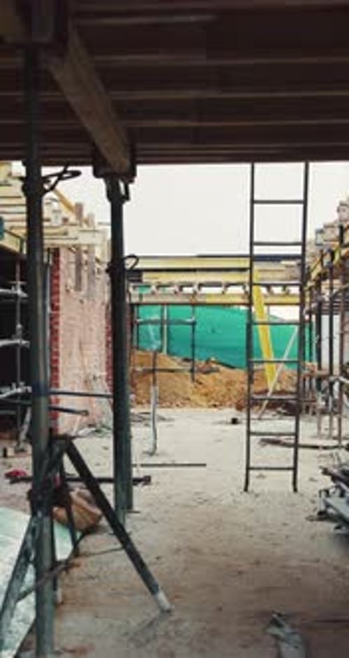 Diseño, andamios y sitio vacío para la construcción, los cimientos y el marco exterior
