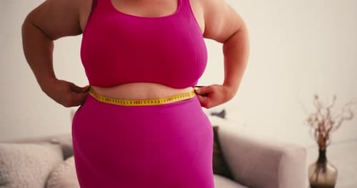 Curvy Overweight Plus Size pour femme vérifie le tour de taille avec un ruban à mesurer