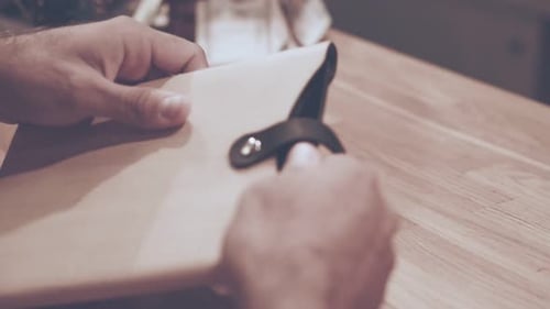 Manos masculinas con tableta Ipad. Manos de hombre sacan el iPad de la funda blanca