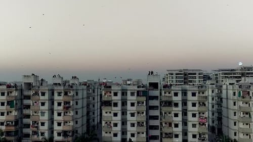 Makar Sankranti Drachenfestival auf den Dächern Indiens, urbane Skyline, Abendfeier