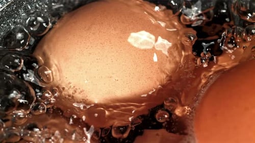 Eier werden in einem Kochtopf gekocht, gefilmt mit einer Hochgeschwindigkeitskamera mit 1000 Bildern pro Sekunde