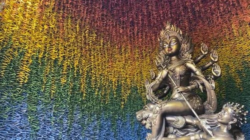 Modèle en argile à texture métallique de la déesse Durga sur fond coloré à l'intérieur d'un pandal. Durga Puja Festí