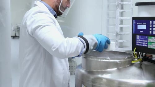 Wissenschaftler legen Proben in einen kryogenen Lagertank