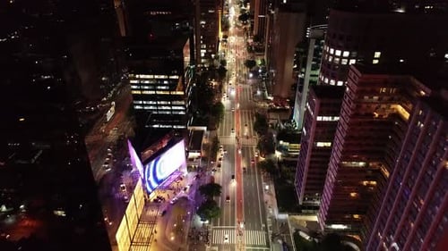 Paisagem aérea noturna da famosa Avenida Paulista em São Paulo, Brasil
