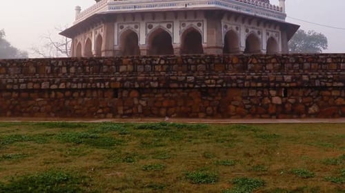 vue extérieure de la tombe de Nila Gumbad de Humayun par un matin brumeux d'un point de vue unique