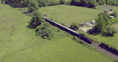 Vista aérea deslumbrante de um trem a vapor vintage através de Meadows