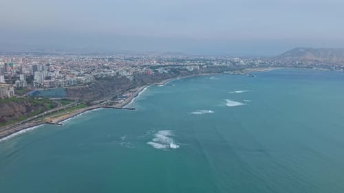 Impresionante vista aérea de la costa del horizonte de Lima con vista al Océano Pacífico
