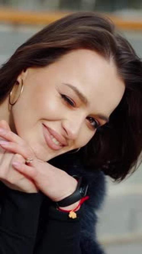 Portrait d'une jolie brune souriante.
