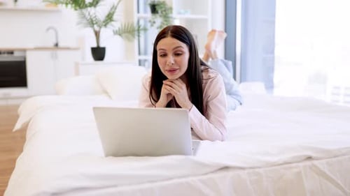Frau in Freizeitkleidung genießt Online-Gespräche mit Freunden