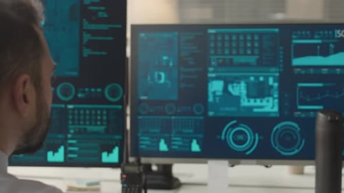 Datos de monitoreo de datos de oficiales de ciberseguridad en múltiples pantallas de computadora