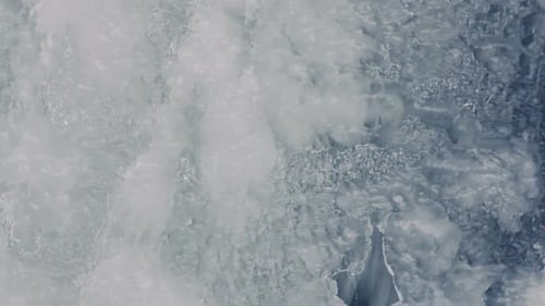 Winterwasserfall, schnelle Bachwasserkaskaden in kalter arktischer Umgebung