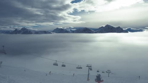 Large vue panoramique depuis la station de ski de Kroplatz.