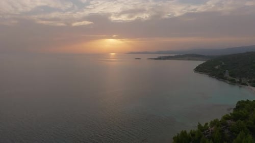 Coucher de soleil sur une mer sereine