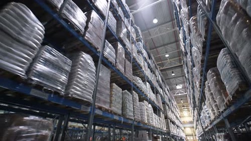 La caméra se déplace sur des étagères de boîtes en carton à l'intérieur d'un entrepôt de stockage. Logistique des grands entrepôts
...