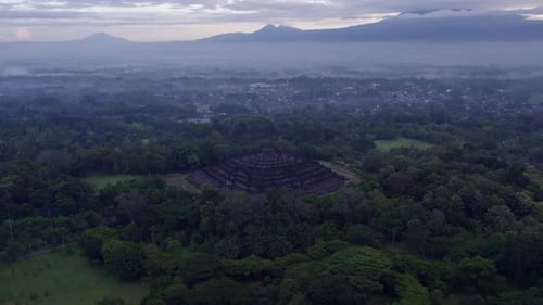 Luftaufnahme des nebligen Borobudur-Tempels, Indonesien.