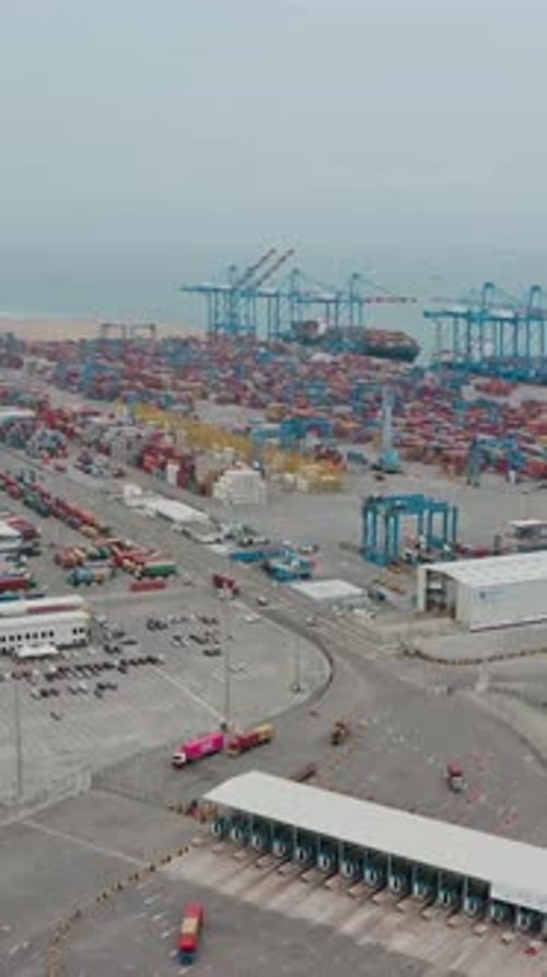 Kommerziell Schiffscontainer auf dem Hafengelände warten darauf, verschifft zu werden