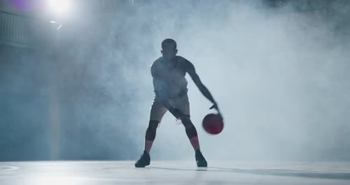 Filmmusik Zeitlupenaufnahme eines jungen afrikanischen Profispielers, der Basketball trainiert