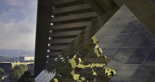 Diseño arquitectónico único de una estructura piramidal debajo de un edificio moderno