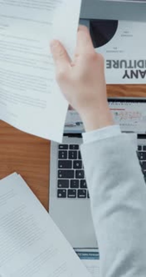 Computadora, documentos y manos de un empresario en la oficina con informe sobre las finanzas de la empresa