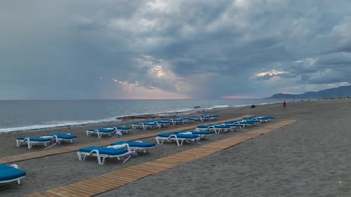 Luftbild: Blau getönte Wolken bei Sonnenuntergang über dem Mittelmeer
