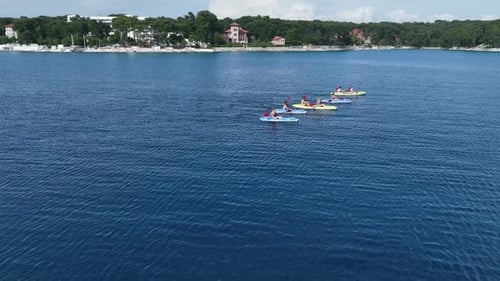 Vista aérea de Herceg Novi com pessoas andando de caiaque, Montenegro.