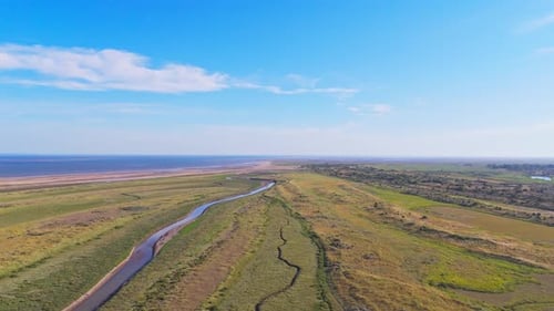 Englische Küstenszene. Breite Strände an der Küste von Lincolnshire. Videoaufnahmen aus der Luft, die die Nordsee zeigen
