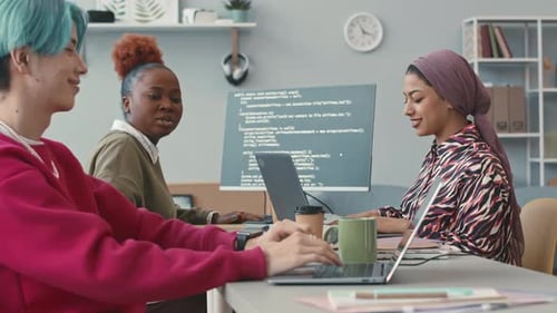 Équipe multiethnique de programmeurs informatiques sur le lieu de travail