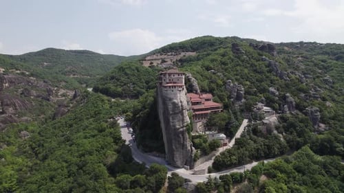 Monastère impressionnant de Rousanou au sommet d'un monolithe rocheux ; Météores, Thessalie, Grèce