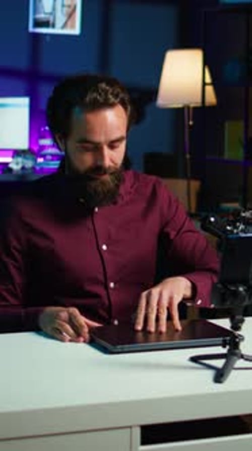 Un experto en tecnología de vídeo vertical evalúa el rendimiento de un portátil hablando sobre los componentes