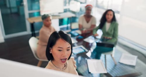 Презентация, азиатские женщины и деловые люди на встрече, планирование, бюджетная стратегия или повестка дня компании