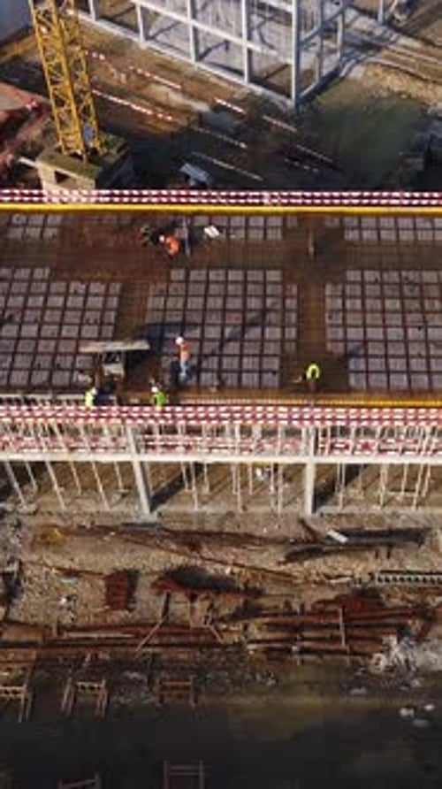 Vídeo vertical de trabajadores de la construcción