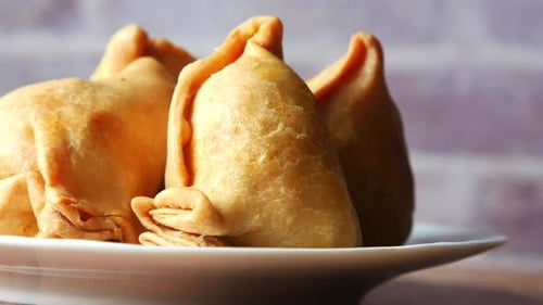 Köstliche Samosas, die am Abend frisch beim Straßenhändler serviert werden