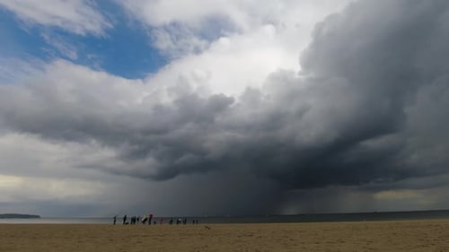 Zeitraffer Dunkle riesige Wolke mit Regen über dem Meer Himmel Schwarze Sturmwolke