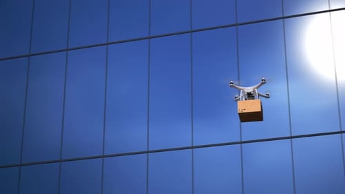 Auf einer Sky-Drohne mit Papppaket durch die Stadt fliegen