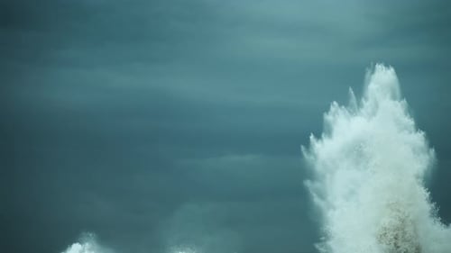 Riesige Wellen explodieren in einem Sturm