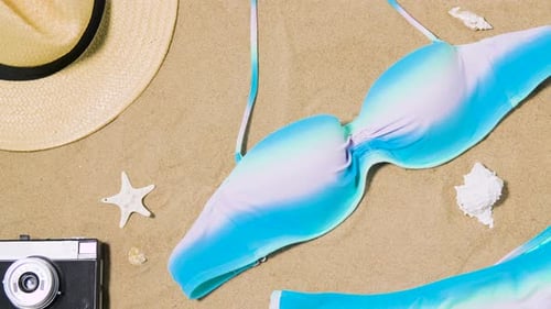 Wohnung für den Sommerurlaub am Strand, mit Accessoires auf Strandsand