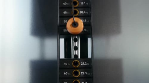 Man lifting weights at the gym, close up, front facing.4k,30fps. Bodybuilding,working out,burning fa