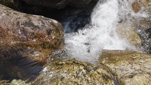 Ein klarer Bach im TalFließende Bäche, klare und reine Wasserressourcen