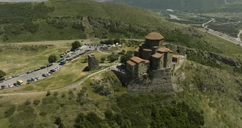 Panorama aérien du monastère de Jvari sur un sommet de haute montagne près de l'ancienne ville de Mtskheta, Georgi